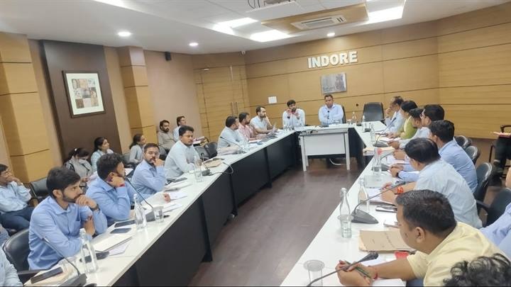 आयुक्त द्वारा भवन अनुज्ञा शाखा की समीक्षा बैठक आयुक्त द्वारा भवन अनुज्ञा शाखा की समीक्षा बैठक