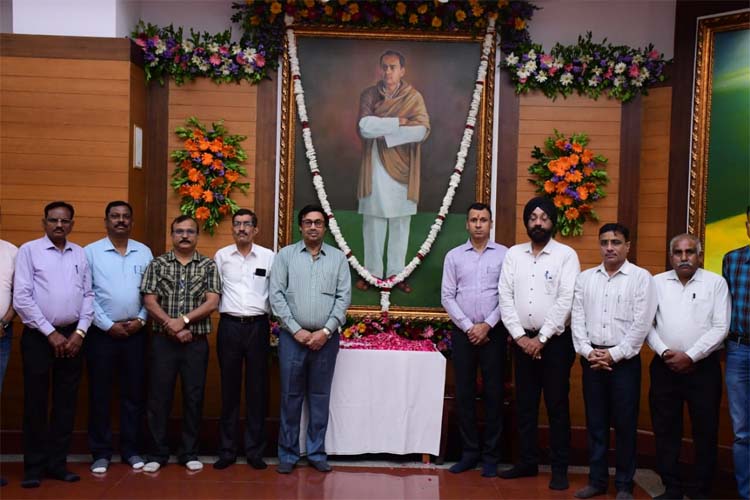 पूर्व प्रधान मंत्री स्व. राजीव गांधी के तैल चित्र पर श्रद्धा सुमन अर्पित किये