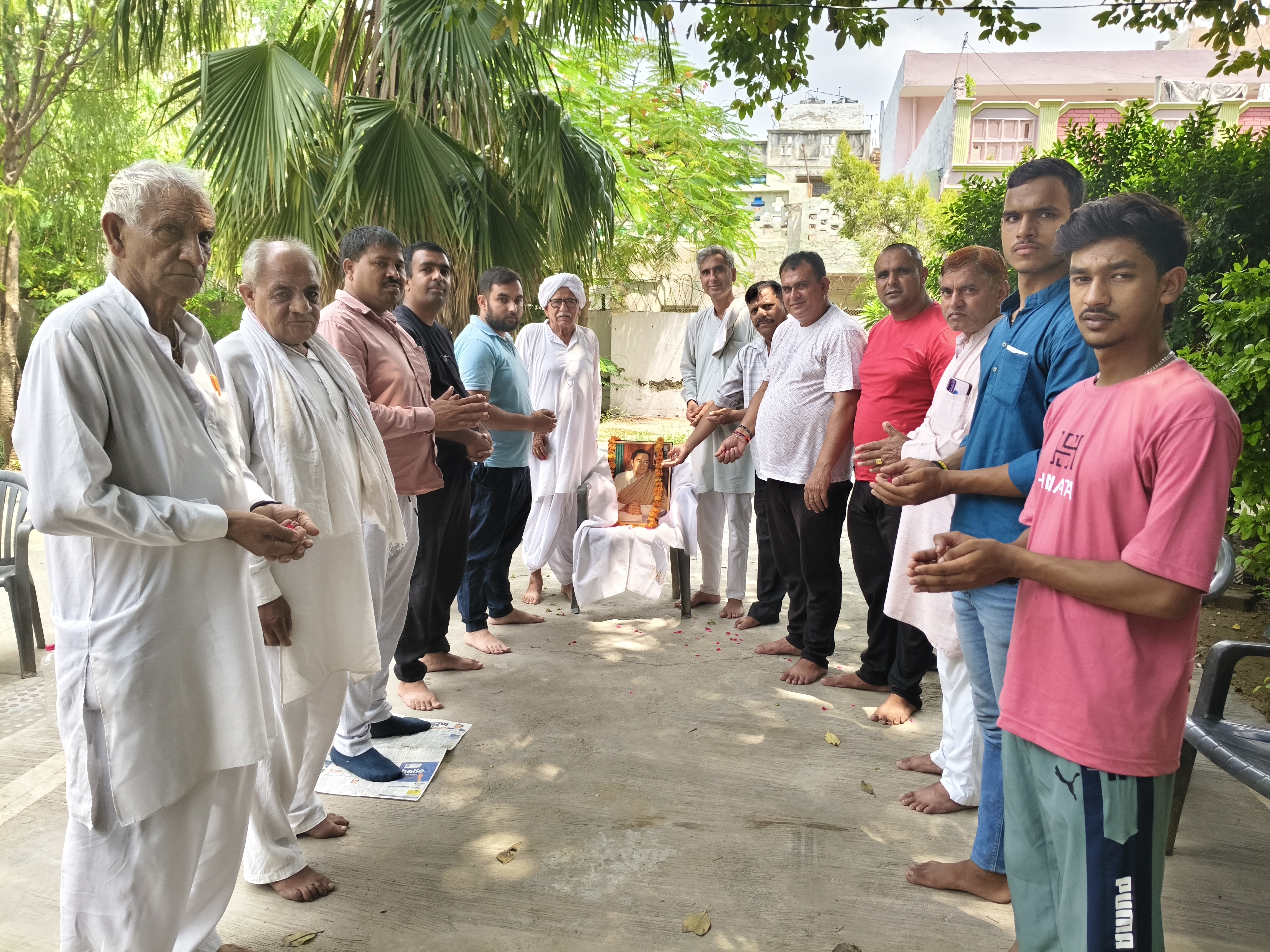 राजीव गांधी को उनके जन्म दिवस पर श्रद्धांजलि अर्पित करते कांग्रेस कार्यकर्ता।
