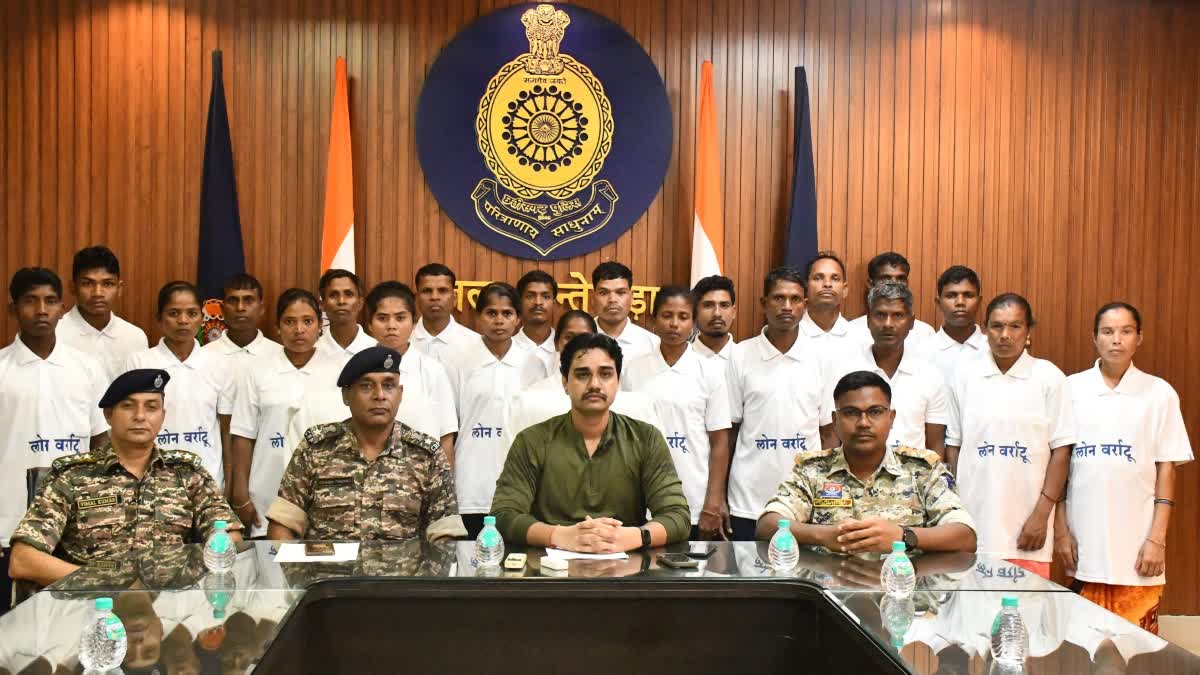 दंतेवाड़ा में 13 इनामी समेत 21 नक्सलियों का आत्मसमर्पण