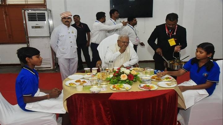 राज्यपाल पटेल ने किया बच्चों के साथ भोजन राज्यपाल पटेल ने किया बच्चों के साथ भोजन