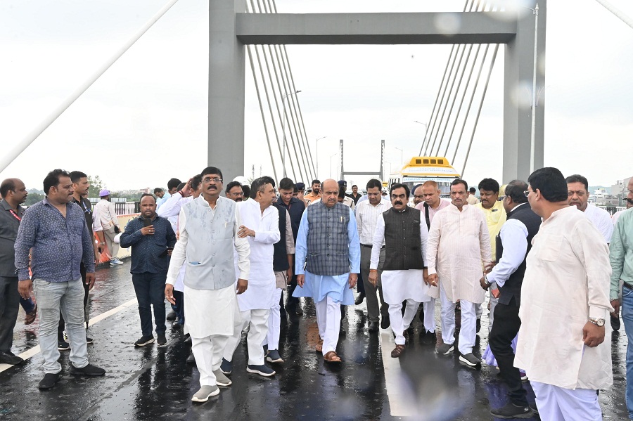लोक निर्माण मंत्री ने जनप्रतिनिधियों एवं प्रशासनिक अधिकारियों के साथ किया फ्लाई ओवर का निरीक्षण लोक निर्माण मंत्री ने जनप्रतिनिधियों एवं प्रशासनिक अधिकारियों के साथ किया फ्लाई ओवर का निरीक्षण