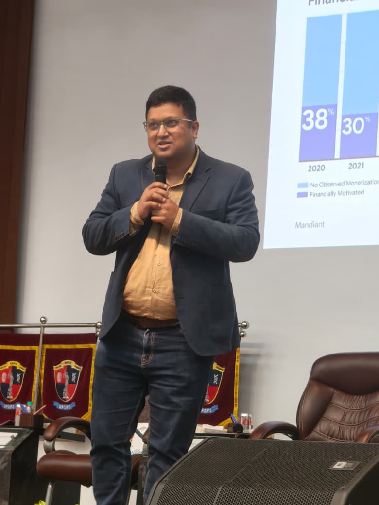 कार्यक्रम में वक्ता अपनी बात समझाते हुए कार्यक्रम में वक्ता अपनी बात समझाते हुए