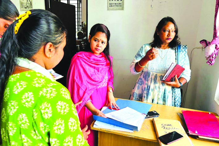 निरीक्षण करते हुए सीडीओ निरीक्षण करते हुए सीडीओ