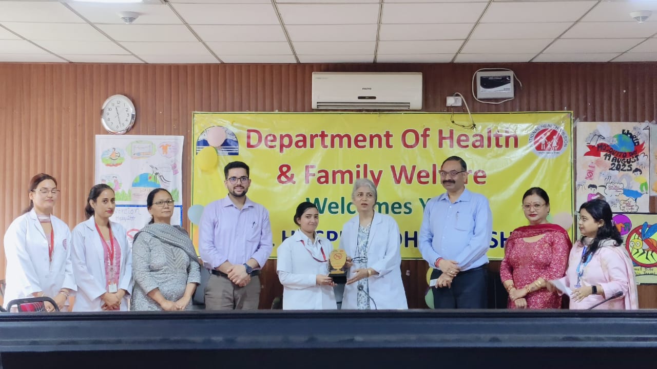पोस्टर मेकिंग और भाषण प्रतियोगिता की विजेताओं को सम्मानित करते हुए। पोस्टर मेकिंग और भाषण प्रतियोगिता की विजेताओं को सम्मानित करते हुए।
