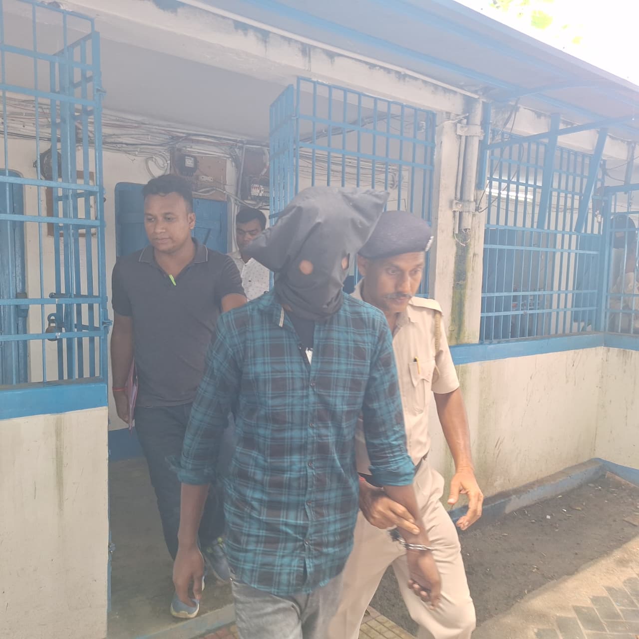 आरोपित को अपने साथ ले जाती पुलिस