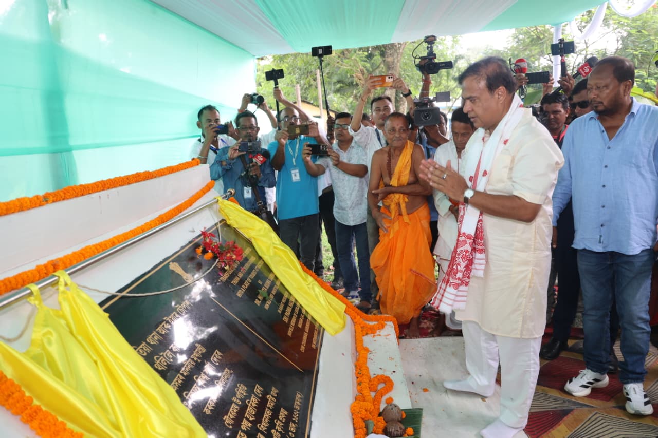 असम: बुधवार को जामुगुरीहाट स्थित त्यागबीर हेम बरुवा कॉलेज में दो बालिका छात्रावास और छात्रावास के मुख्य द्वार का उद्घाटन करते मुख्यमंत्री डॉ. हिमंत बिस्व सरमा असम: बुधवार को जामुगुरीहाट स्थित त्यागबीर हेम बरुवा कॉलेज में दो बालिका छात्रावास और छात्रावास के मुख्य द्वार का उद्घाटन करते मुख्यमंत्री डॉ. हिमंत बिस्व सरमा