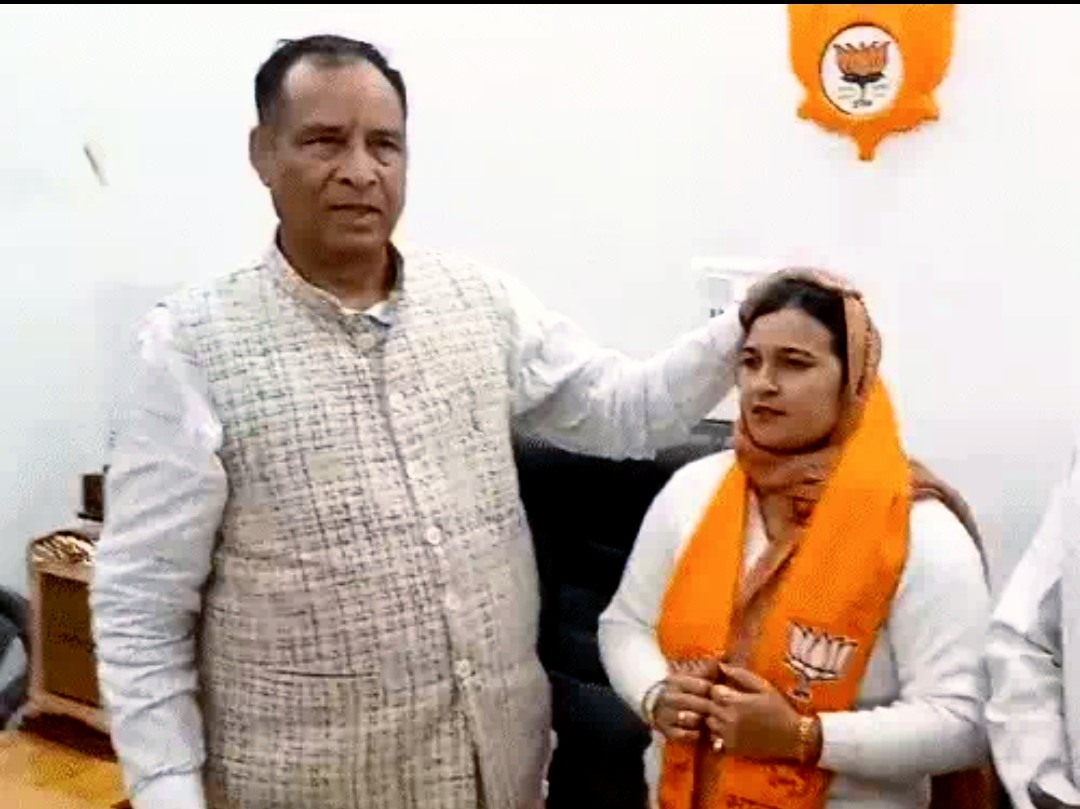 भाजपा प्रदेश अध्यक्ष मोहनलाल बडोली से आशीर्वाद लेकर जिला परिषद चेयरपर्सन काजल देशवाल। भाजपा प्रदेश अध्यक्ष मोहनलाल बडोली से आशीर्वाद लेकर जिला परिषद चेयरपर्सन काजल देशवाल।