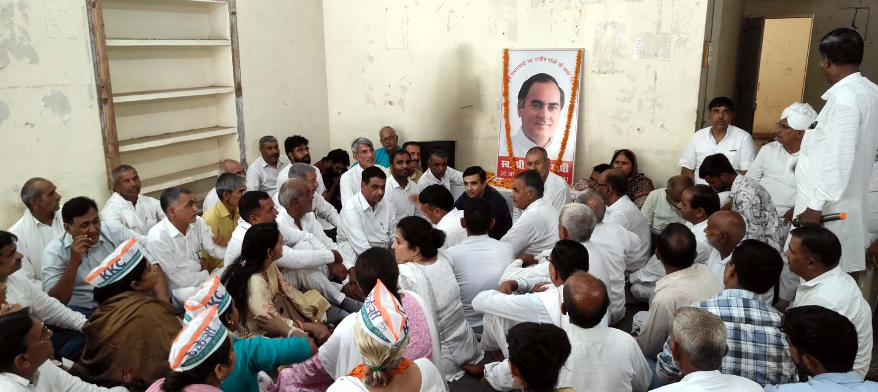 कांग्रेस भवन में आयोजित कार्यक्रम में उपस्थित पार्टीजन। कांग्रेस भवन में आयोजित कार्यक्रम में उपस्थित पार्टीजन।