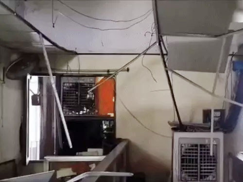 ऑडिट ब्रांच में छत पर लगी फॉलसिलिंग टूटने के बाद का दृश्य ऑडिट ब्रांच में छत पर लगी फॉलसिलिंग टूटने के बाद का दृश्य