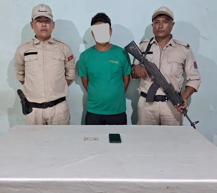 मणिपुर में गिरफ्तार उग्रवादी की तस्वीर।