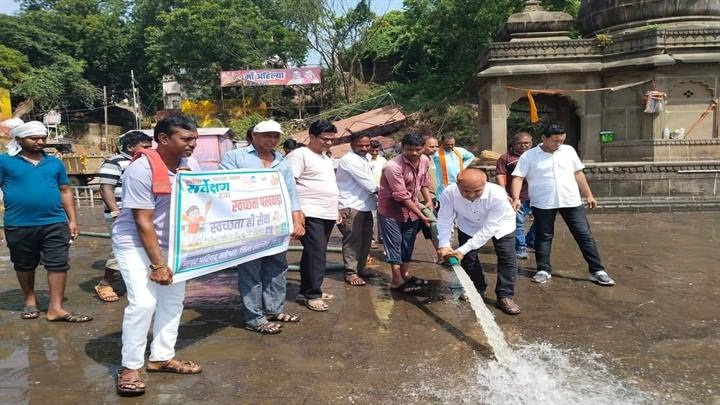 महेश्वर नर्मदा घाट को प्लास्टिक मुक्त बनाने के उद्देश्य से जनजागरूकता कार्यक्रम