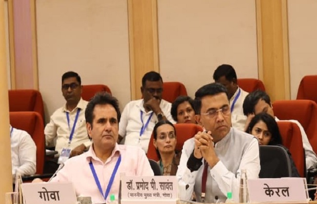 राज्यों के मंत्री समूहों के बैठक को संबोधित करते हुए वित्त मंत्री और अन्य राज्यों के मंत्री समूहों के बैठक को संबोधित करते हुए वित्त मंत्री और अन्य