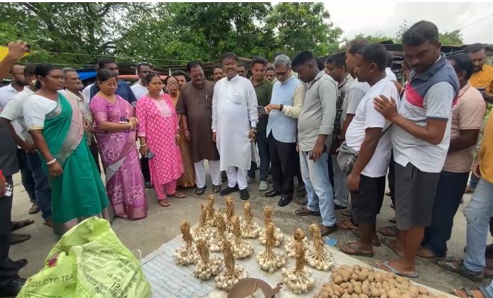 मंत्री बेचाराम मन्ना कृषक बाजार का निरीक्षण करते हुए मंत्री बेचाराम मन्ना कृषक बाजार का निरीक्षण करते हुए
