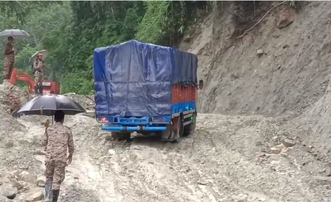 राष्ट्रीय राजमार्ग-10 पर कीचड़ में फंसा मालवाही ट्रक