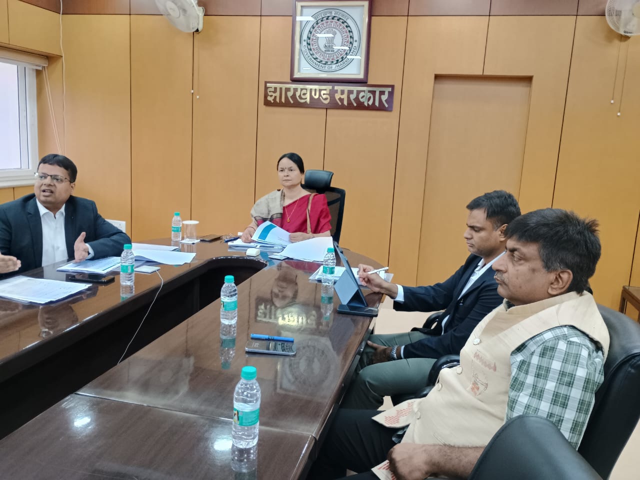 मुख्य सचिव बैठक करते हुए मुख्य सचिव बैठक करते हुए