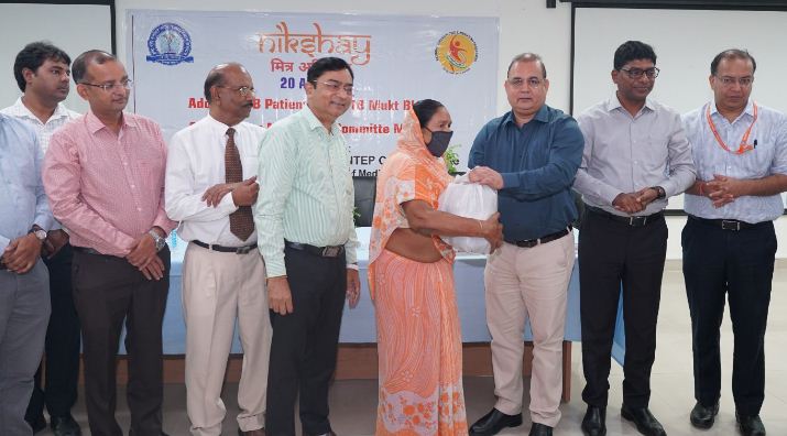 लोहिया संस्थान में पोषण सामग्री का वितरित करते निदेशक सीएम सिंह लोहिया संस्थान में पोषण सामग्री का वितरित करते निदेशक सीएम सिंह