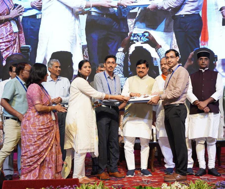 कांस्य पदक से सम्मानित करते मुख्यमंत्री कांस्य पदक से सम्मानित करते मुख्यमंत्री