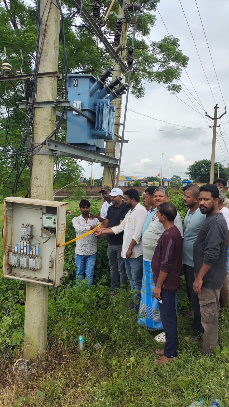 ट्रांसफार्मर लगाने के दौरान जीप सदस्य समेत अन्य ग्रामीण ट्रांसफार्मर लगाने के दौरान जीप सदस्य समेत अन्य ग्रामीण