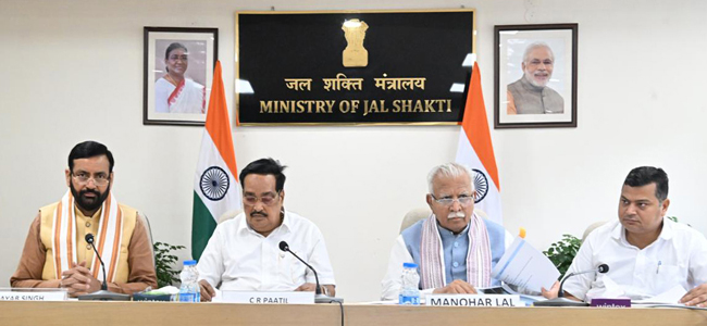 हरियाणा के मुख्यमंत्री नायब सैनी यमुना स्वच्छता के मुद्दे पर बैठक में भाग लेते हुए