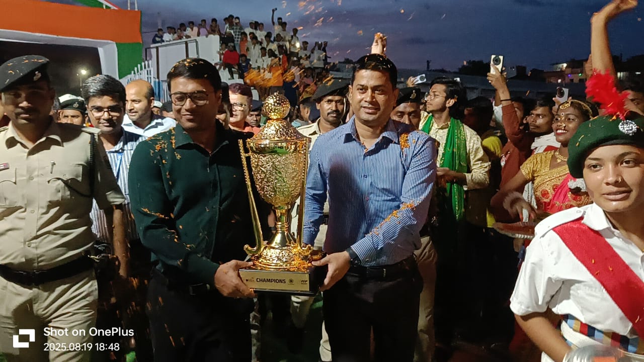 हॉकी के प्रति जोश जगाने बेतिया पहुंची एशिया कप 2025 की ट्रॉफी हॉकी के प्रति जोश जगाने बेतिया पहुंची एशिया कप 2025 की ट्रॉफी