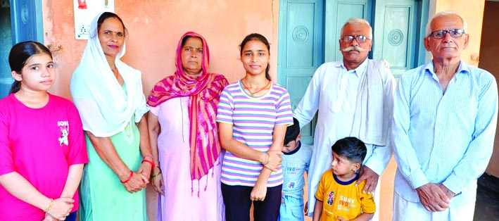 परिवार के साथ ऐना सैनी परिवार के साथ ऐना सैनी