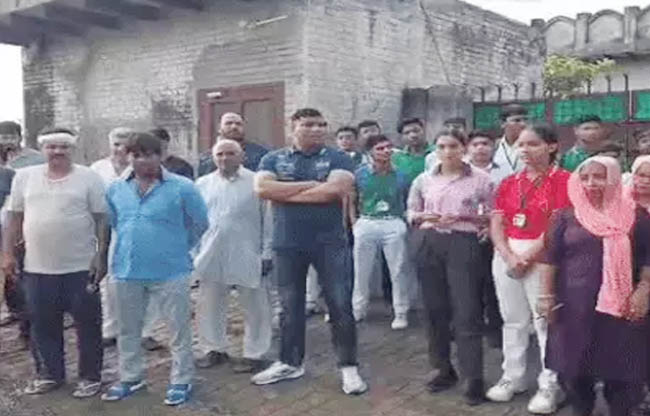 पानी से परेशान रोष प्रकट करते ग्रामीण पानी से परेशान रोष प्रकट करते ग्रामीण