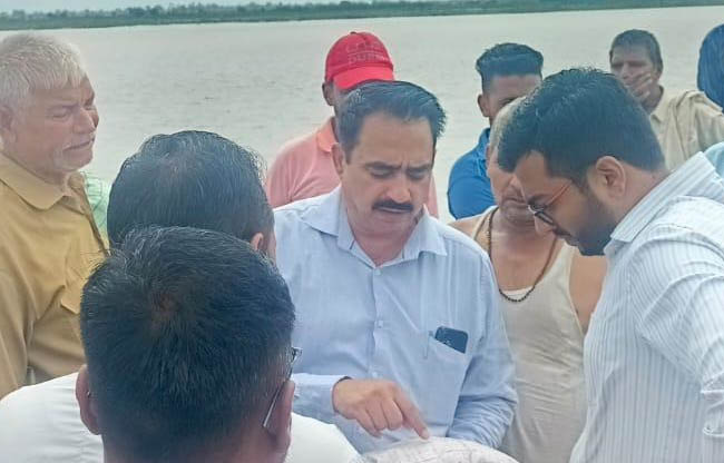 सोनीपत: एसडीएम प्रवेश कादियान अधिकारियेंा से जानकारी लेते हुए सोनीपत: एसडीएम प्रवेश कादियान अधिकारियेंा से जानकारी लेते हुए