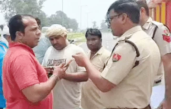 सोनीपत: पुलिस अधिकारी परिवार के सदस्यों से जानकारी लेते हुए सोनीपत: पुलिस अधिकारी परिवार के सदस्यों से जानकारी लेते हुए