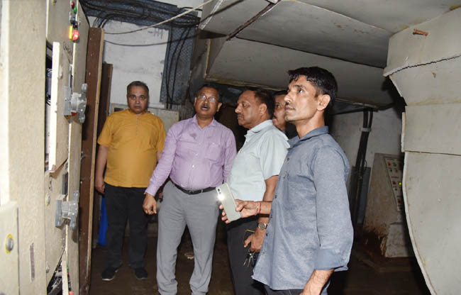 सोनीपत: पुस्तकालय की बेसमेंट में जलभराव स्थिति का आकलन करते हुए कुलगुरु सोनीपत: पुस्तकालय की बेसमेंट में जलभराव स्थिति का आकलन करते हुए कुलगुरु