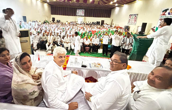 सोनीपत: खरखौदा में जन सभा में मंच नेताओं के साथ इनेलो नेता अभय चौटाला