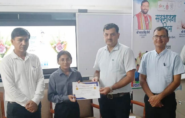 सोनीपत: विजेताओं को नकद पुरस्कार और प्रमाण-पत्र देते हुए सोनीपत: विजेताओं को नकद पुरस्कार और प्रमाण-पत्र देते हुए