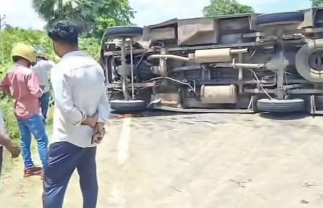 बिहार के बेगूसराय एनएच-31 पर दुर्घटनाग्रस्त होमगार्ड जवानों की बस बिहार के बेगूसराय एनएच-31 पर दुर्घटनाग्रस्त होमगार्ड जवानों की बस