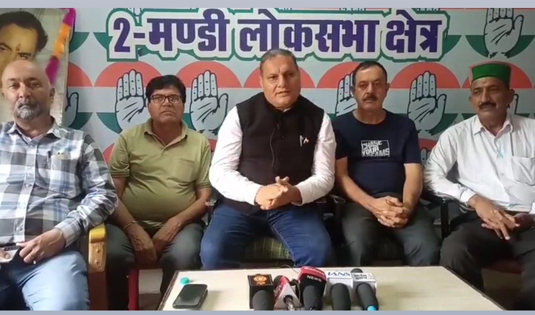 मंडी में पत्रकारों से बात करते हुए पवन ठाकुर। मंडी में पत्रकारों से बात करते हुए पवन ठाकुर।
