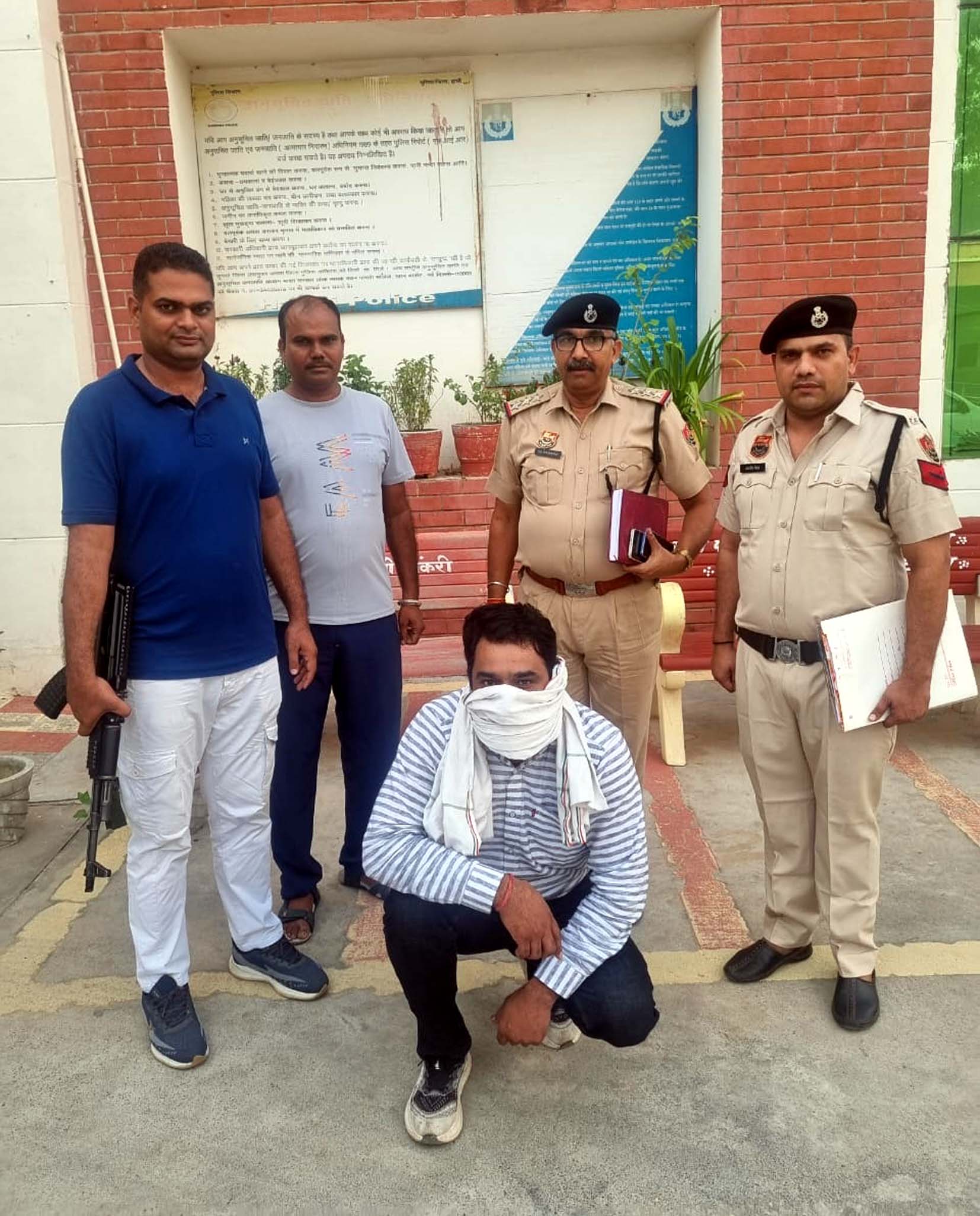 पकड़ा गया फायर करने का आरोपी।