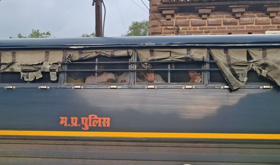 तिहरे हत्याकांड में एक महिला पांच पुरूषों को तिहरा आजीवन कारावास तिहरे हत्याकांड में एक महिला पांच पुरूषों को तिहरा आजीवन कारावास
