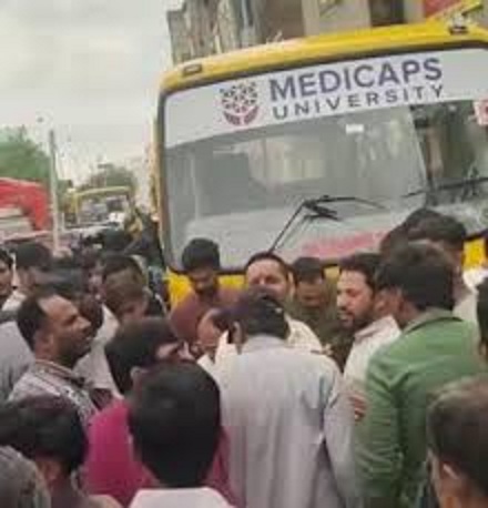 बेकाबू कॉलेज बस ने बाइक, ऑटो और कार को मारी टक्कर