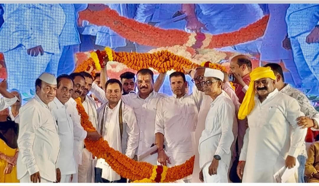 कांग्रेस के दिग्गज नेताओं ने किया कलेक्ट्रेट का घेराव