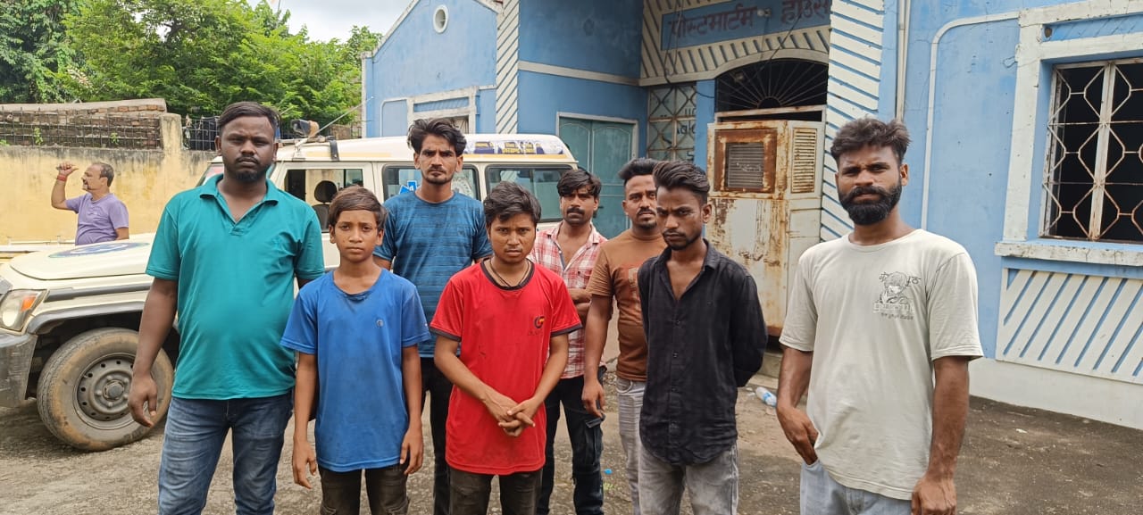 शव को पोस्टमार्टम हाउस लेने पहुंचे परिजन शव को पोस्टमार्टम हाउस लेने पहुंचे परिजन