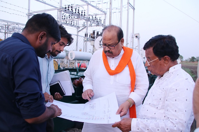 मप्रः मंत्री काश्यप ने महिदपुर रोड निर्माणाधीन औद्योगिक क्षेत्र का औचक निरीक्षण किया मप्रः मंत्री काश्यप ने महिदपुर रोड निर्माणाधीन औद्योगिक क्षेत्र का औचक निरीक्षण किया