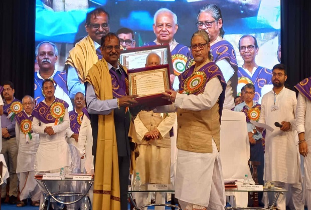डीएससी की मानद उपाधि लेते हुए इसरो के अध्यक्ष वी नारायणन डीएससी की मानद उपाधि लेते हुए इसरो के अध्यक्ष वी नारायणन