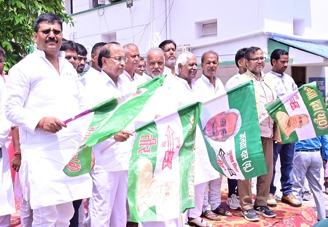 टीम काे रवाना करते उमेश कुशवाहा सहित अनय टीम काे रवाना करते उमेश कुशवाहा सहित अनय