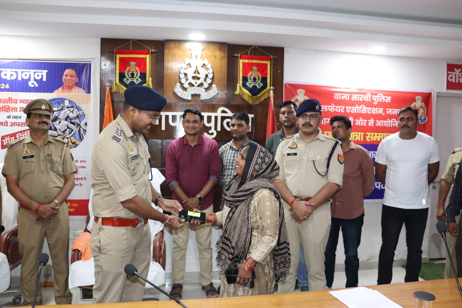 पुलिस लाइन बागपत में प्रेस वार्ता के बाद मोबाइल देते एसपी पुलिस लाइन बागपत में प्रेस वार्ता के बाद मोबाइल देते एसपी