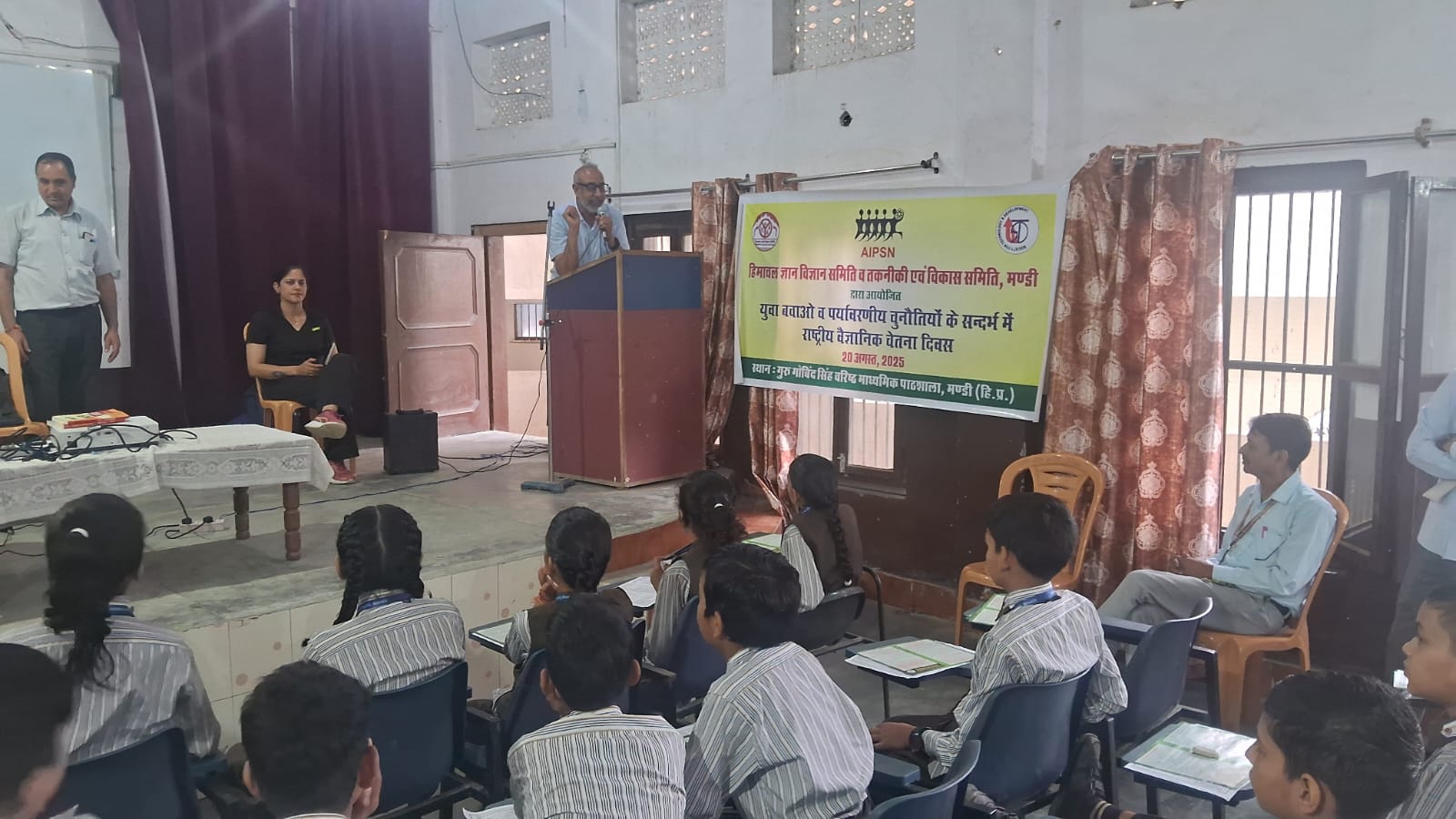 युवा बचाओ अभियान के तहत कार्यशाला को संबोधित करते हुए डा. विजय विशाल। युवा बचाओ अभियान के तहत कार्यशाला को संबोधित करते हुए डा. विजय विशाल।