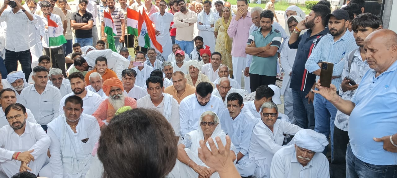 धरने पर बैठे छात्र व अन्य सहयोगी संगठन।