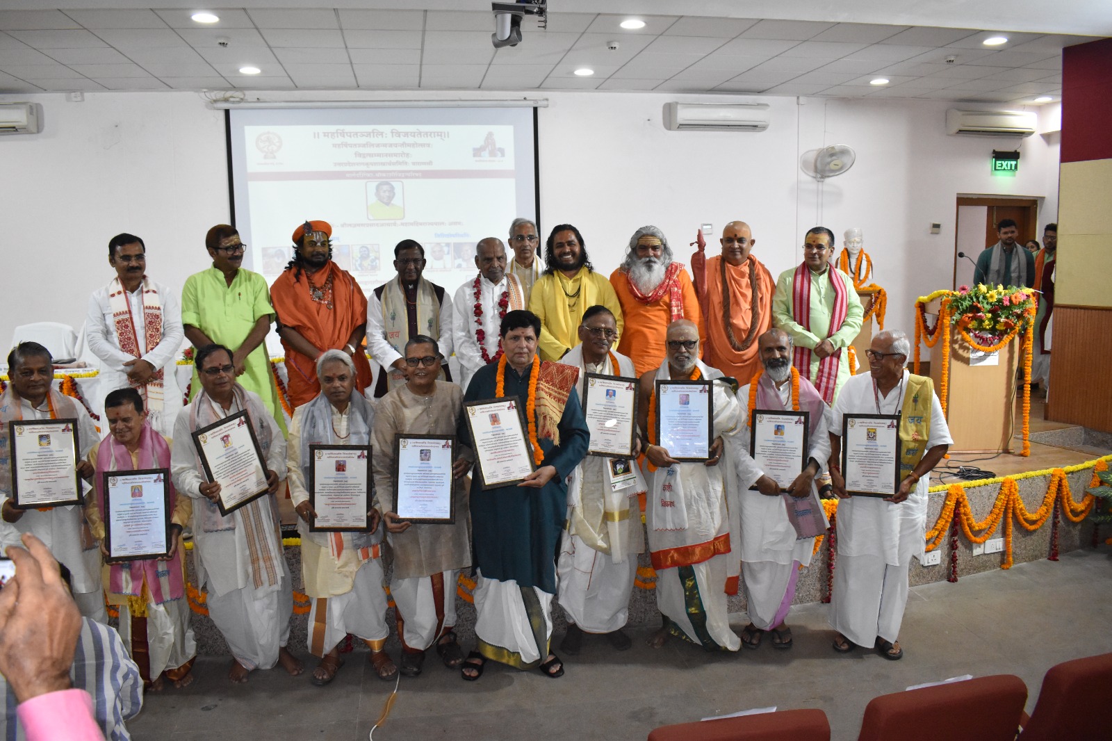 जिलाधिकारी निरीक्षण करते हुए जिलाधिकारी निरीक्षण करते हुए