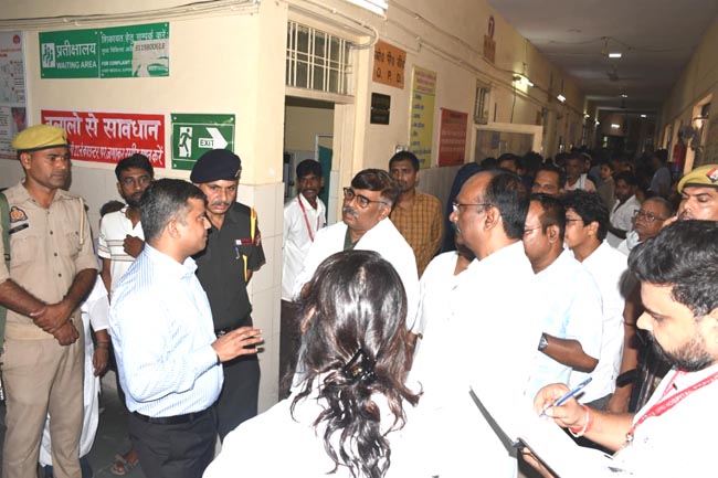 निरीक्षण करते जिलाधिकारी निरीक्षण करते जिलाधिकारी