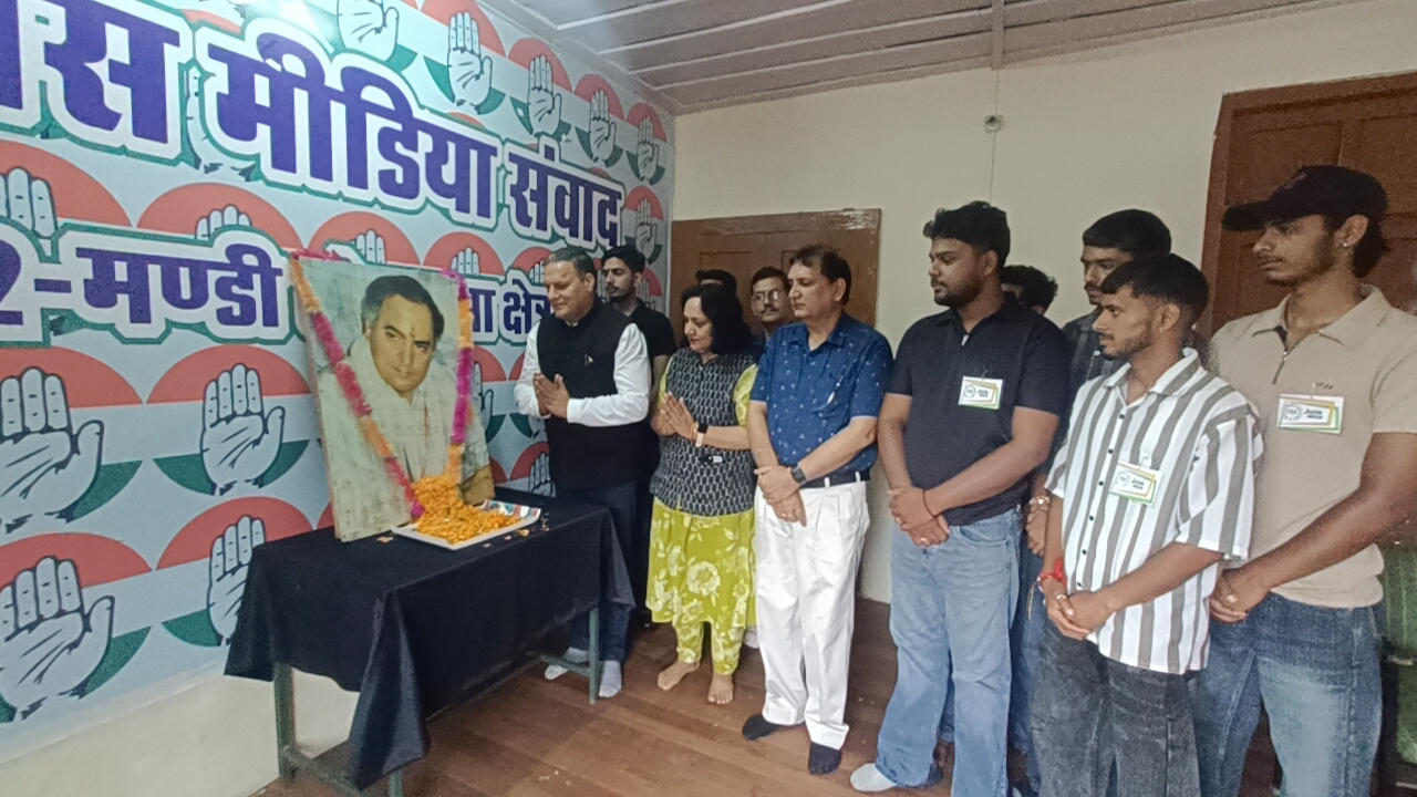 स्व. प्रधानमंत्री राजीव गांधी के चित्र पर पुष्पांजलि अर्पित करते हुए।