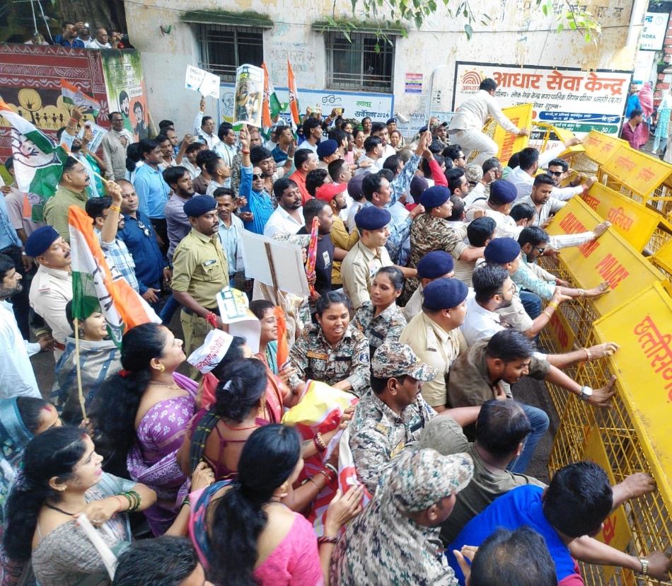 प्रदर्शन के दौरान पुलिस और कांग्रेस कार्यकर्ता के बीच झूमाझटकी।