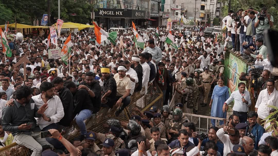 कांग्रेस के दिग्गज नेताओं ने किया कलेक्ट्रेट का घेराव